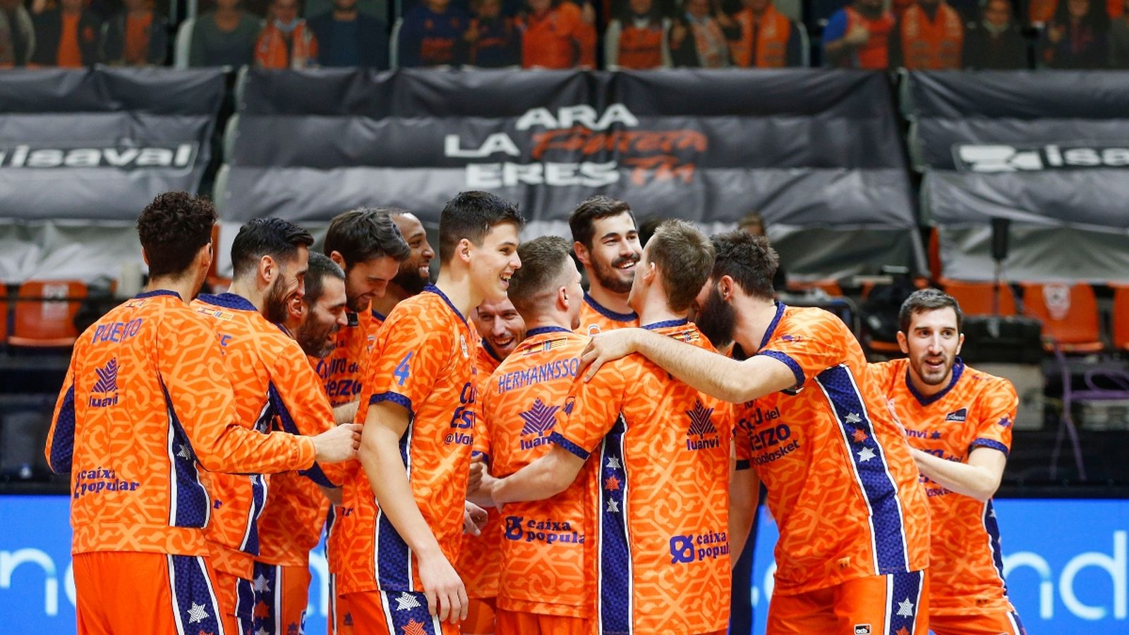 Els jugadors del València Basket fan pinya abans d'un partit