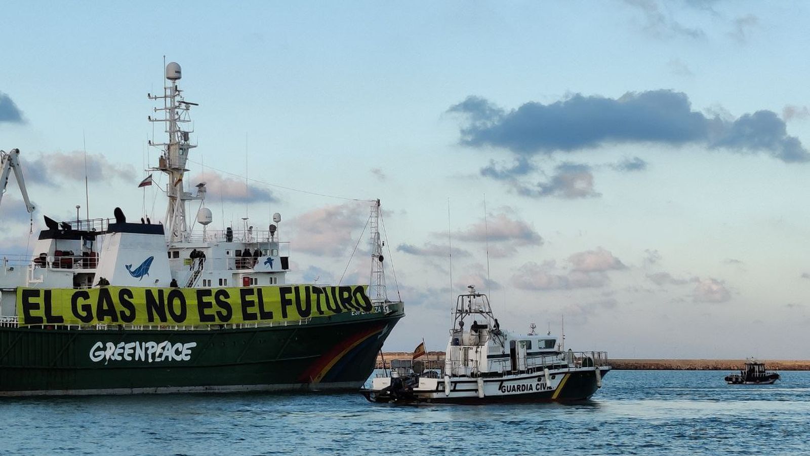 La Guàrdia Civil acaba amb el bloqueig del vaixell de Greenpeace a Sagunt