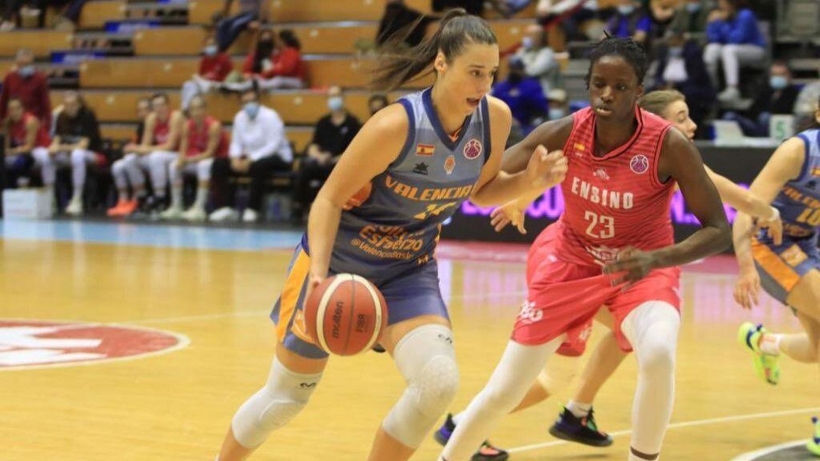 Raquel Carrera, en una acció del partit