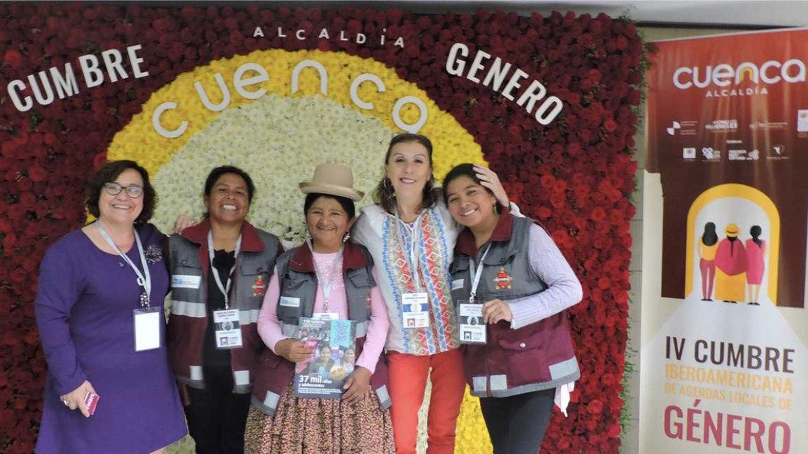 La regidora d'Igualtat de Castelló, Ali Brancal, amb la delegació equatoriana