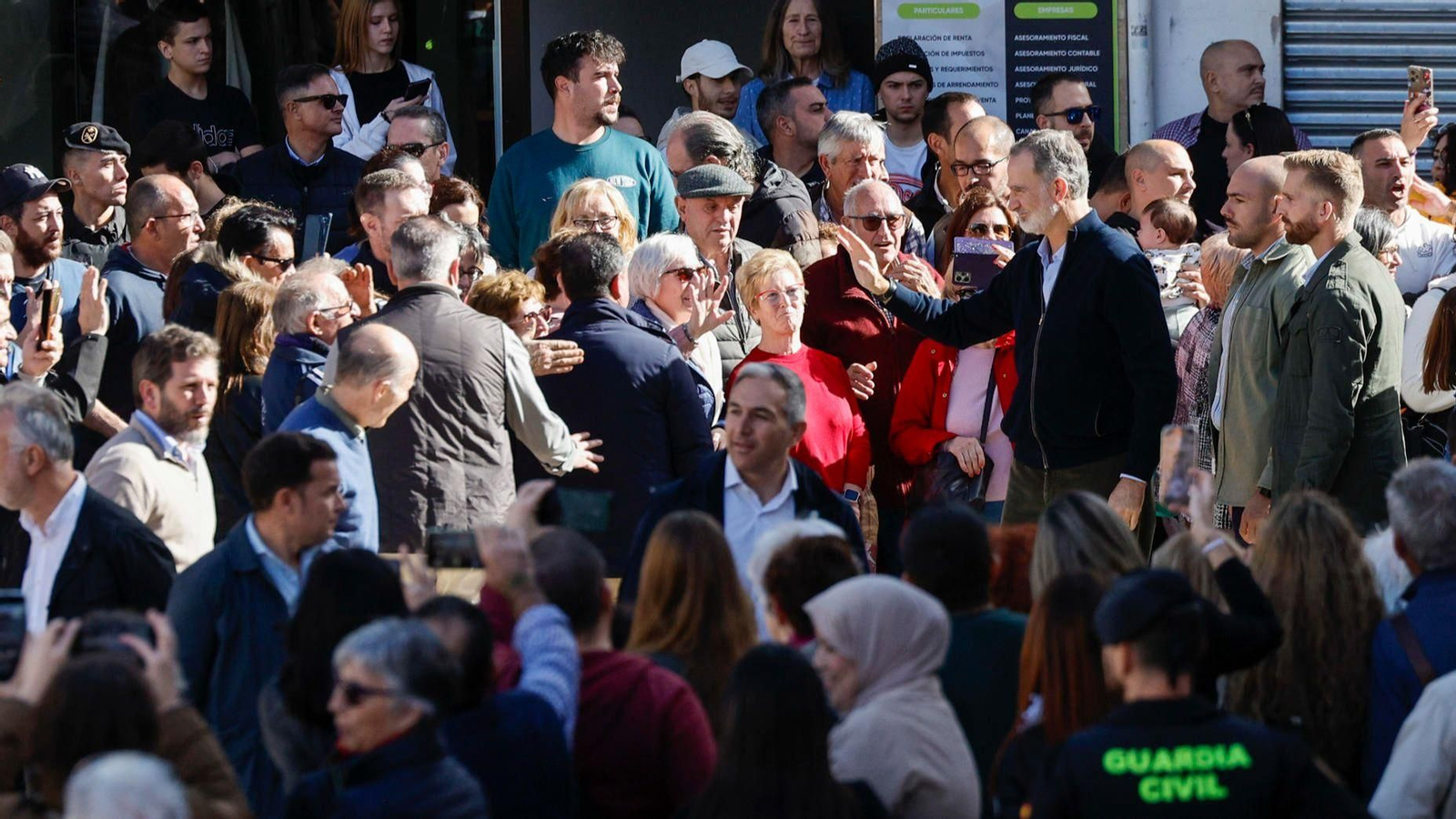El rei saluda el veïnat de Xiva concentrat al centre d'este municipi assotat per la DANA
