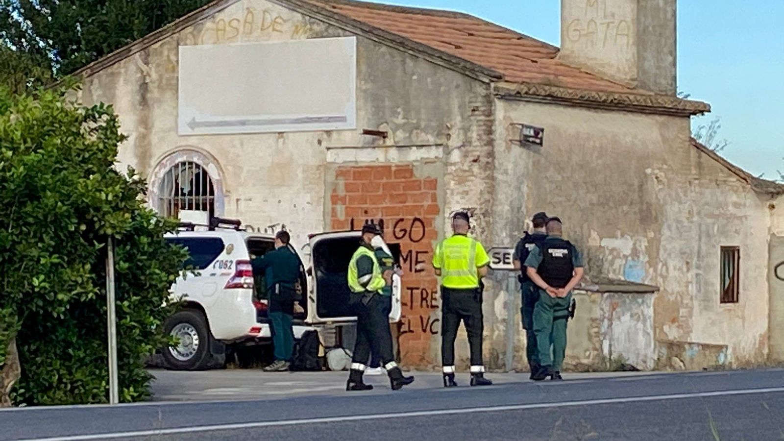 Agents de la Guàrdia Civil arriben les instal·lacions de reg on s'ha centrat la cerca de la jove d'Estivella