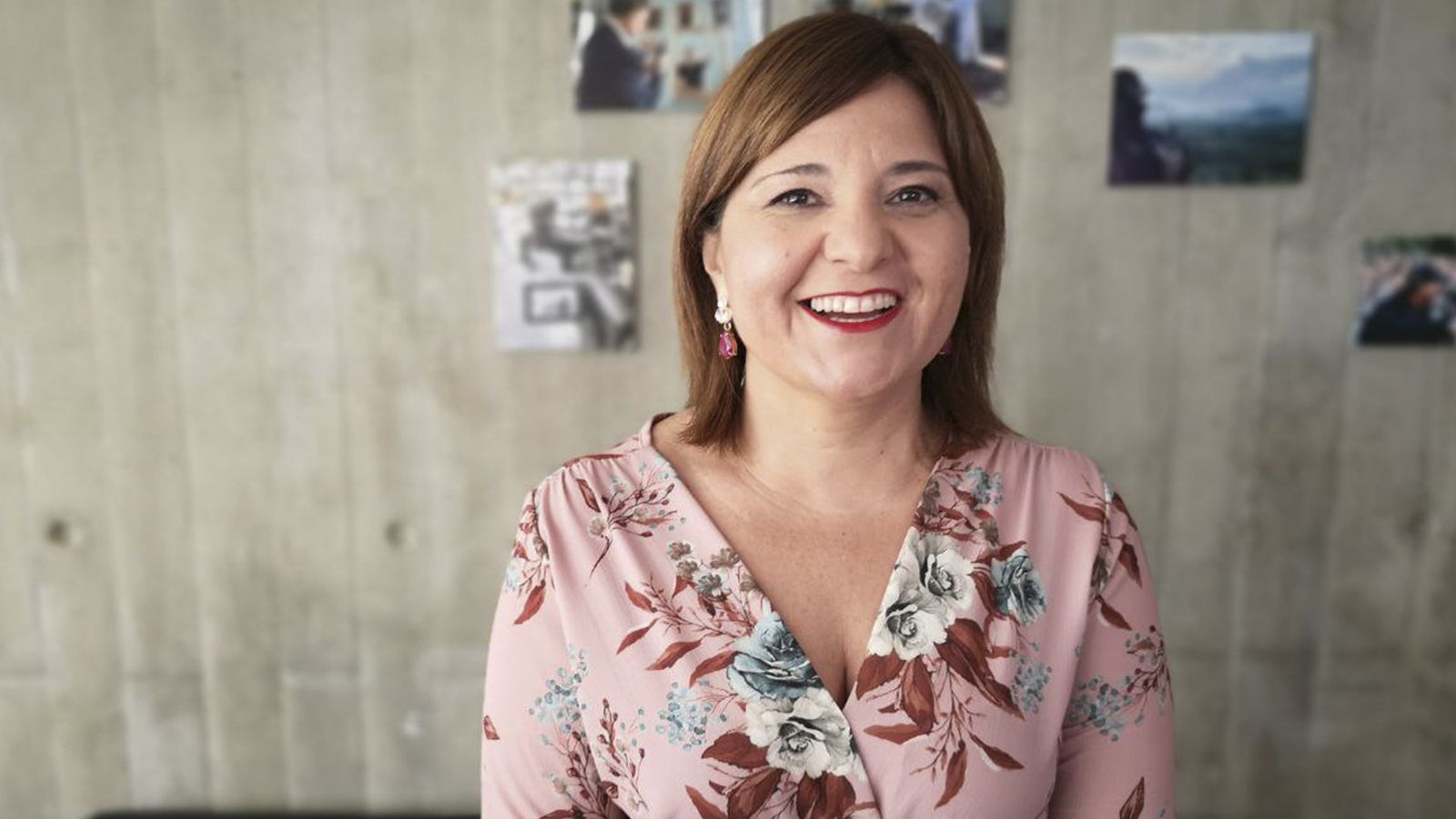 La presidenta del PPCV, Isabel Bonig, als estudis de Burjassot