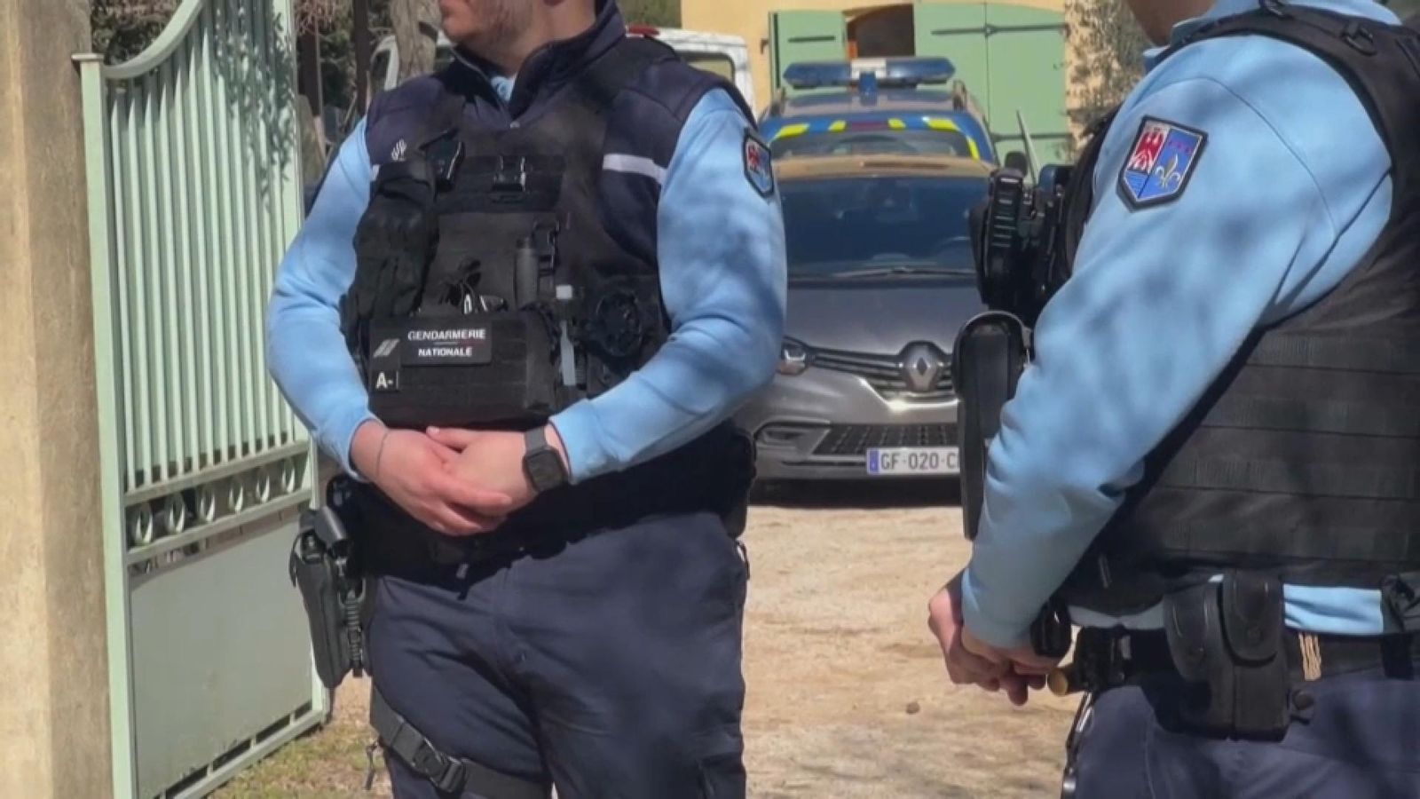 Agents de la Gendarmeria cals avis del xiquet Agents de la Gendarmeria francesa a la casa dels avis del xiquet