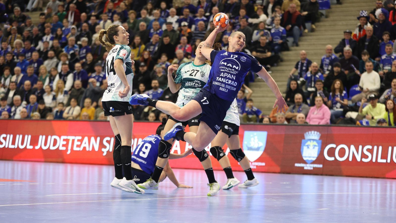 María Flores, en una acció defensiva