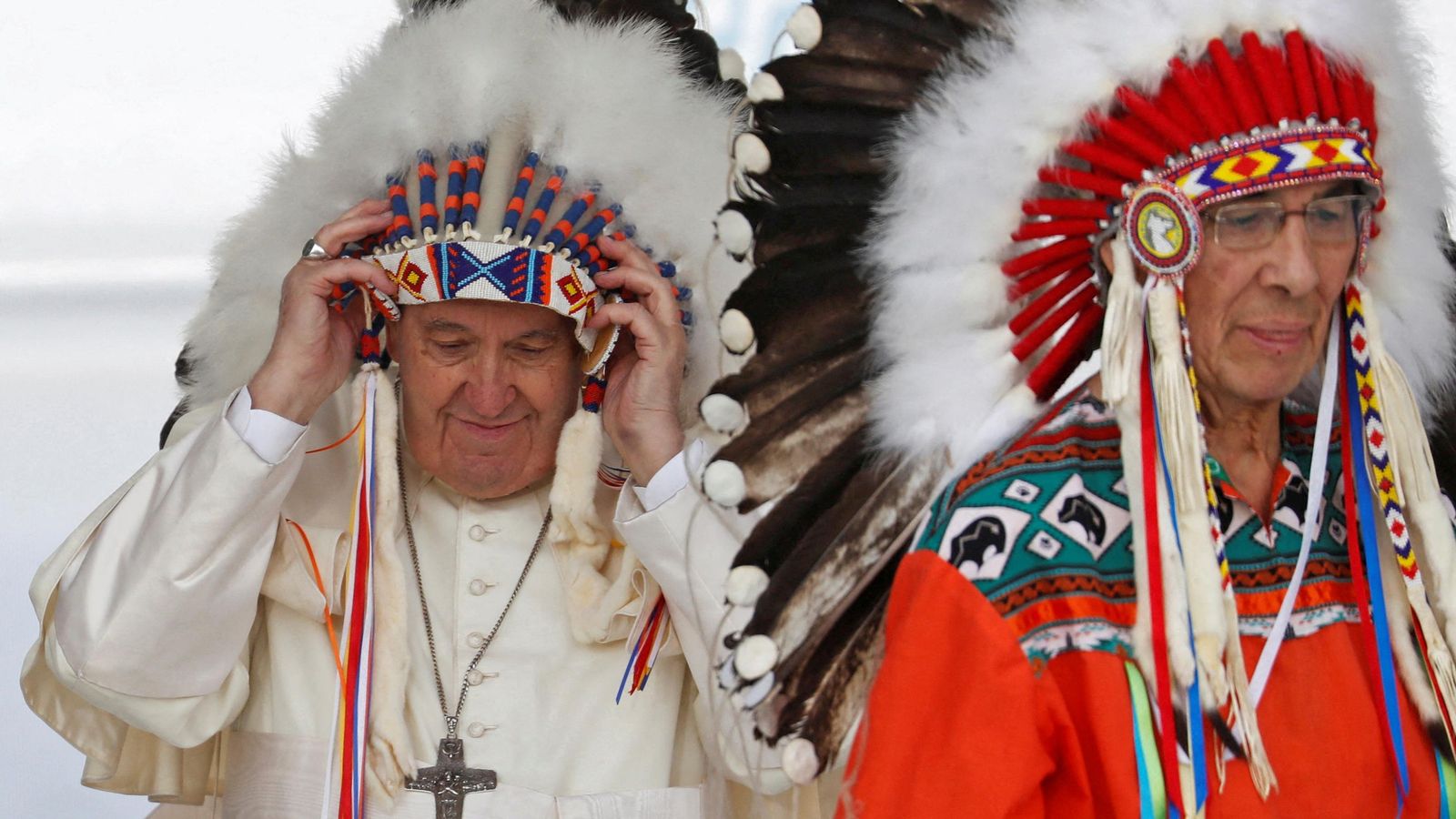 El papa Francesc rep un obsequi durant la visita al cementeri indígena de Maskwacis, al Canadà El Papa Francesc rep un obsequi durant la visita al cementeri indígena de Maskwacis al Canadà