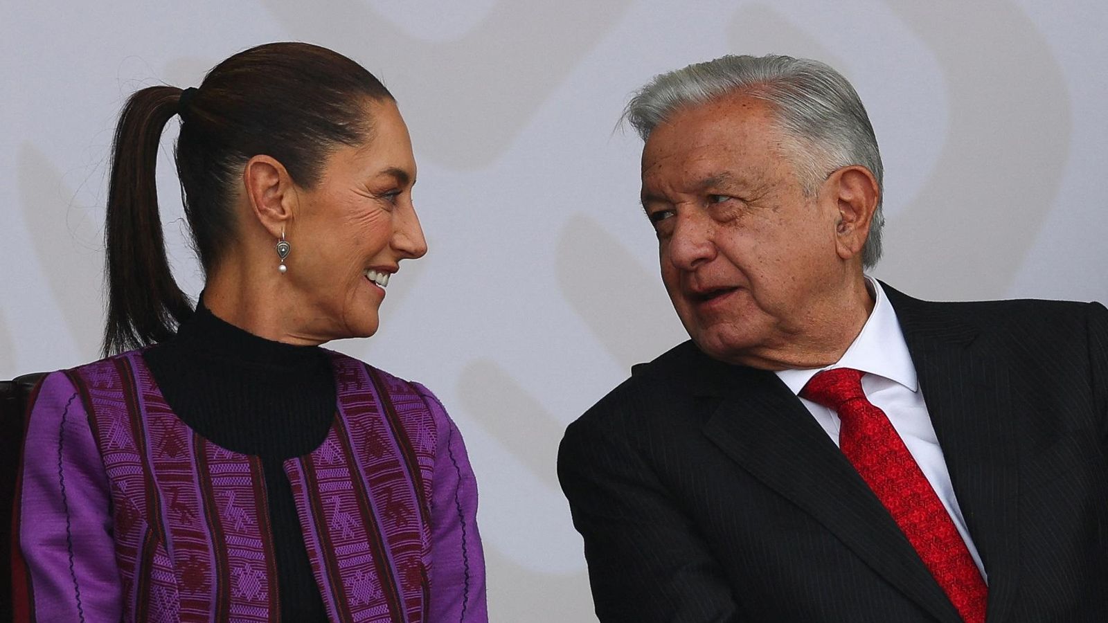 Sheinbaum i López Obrador parlen durant una desfilada militar en el Dia de la Independència Mexicana, el passat 16 de setembre