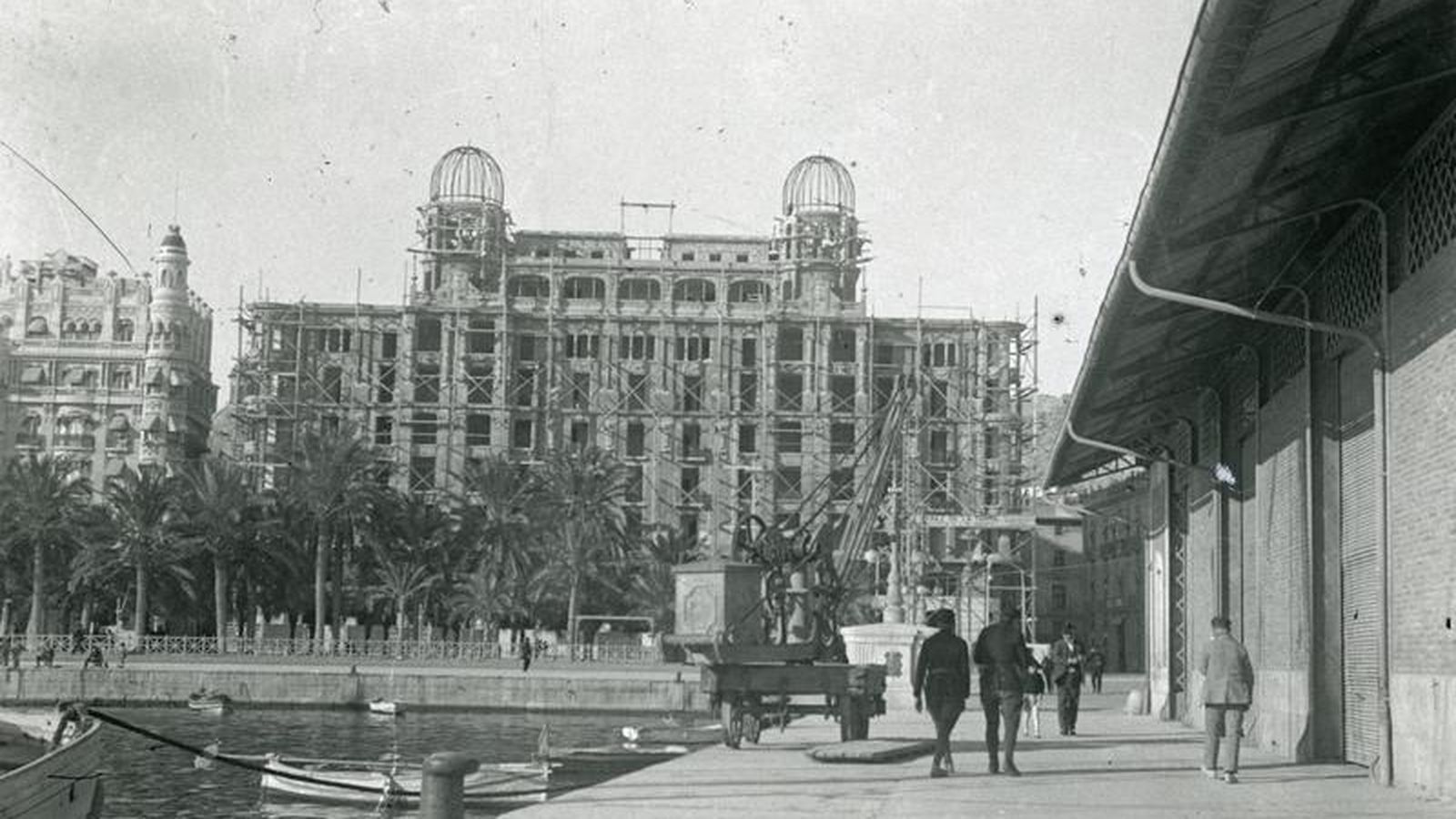 La Casa Carbonell, en construcció a principis del segle XX