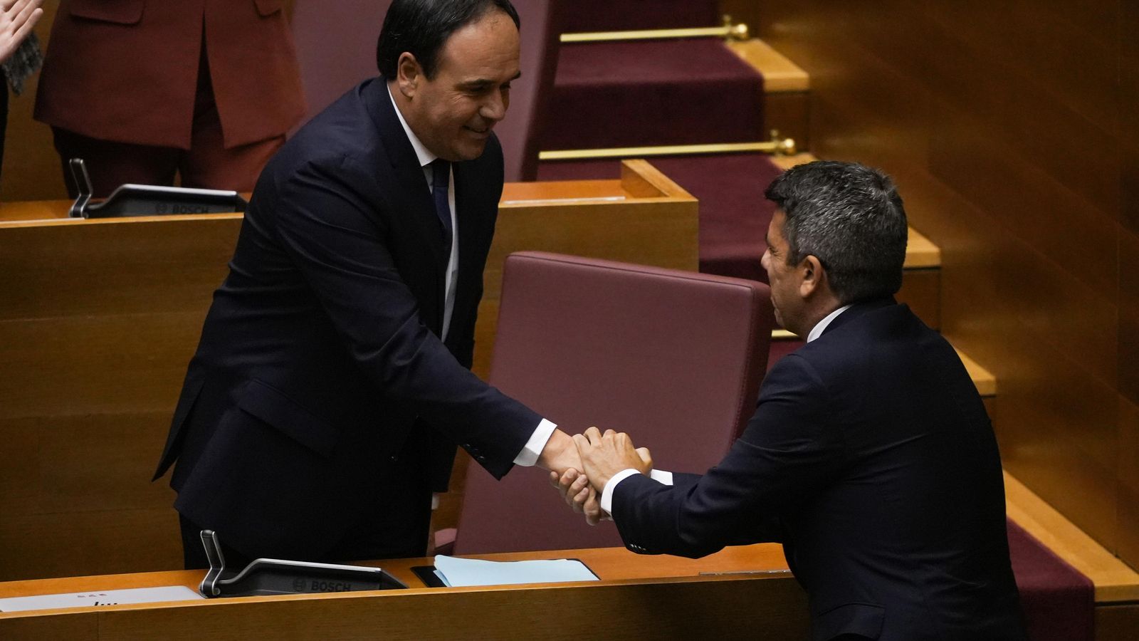 Juanfran Pérez Llorca, investit com a president de la Generalitat, saluda al seu predecesor, Carlos Mazón, a les Corts