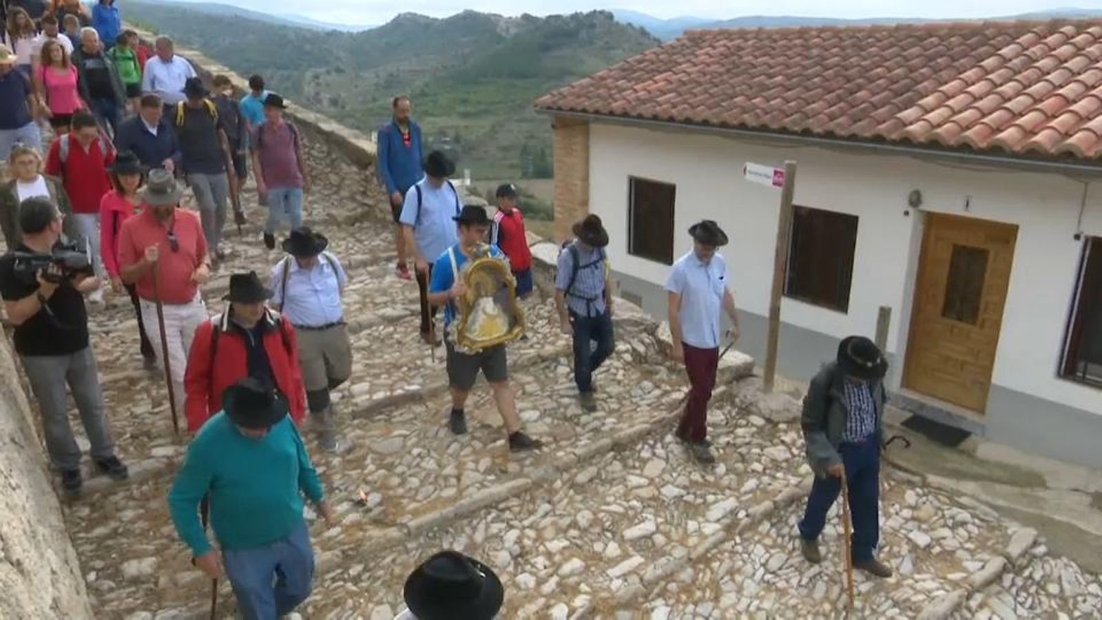 Els pelegrins van eixir el divendres de Morella per a recórrer 22 quilòmetres fins al santuari.