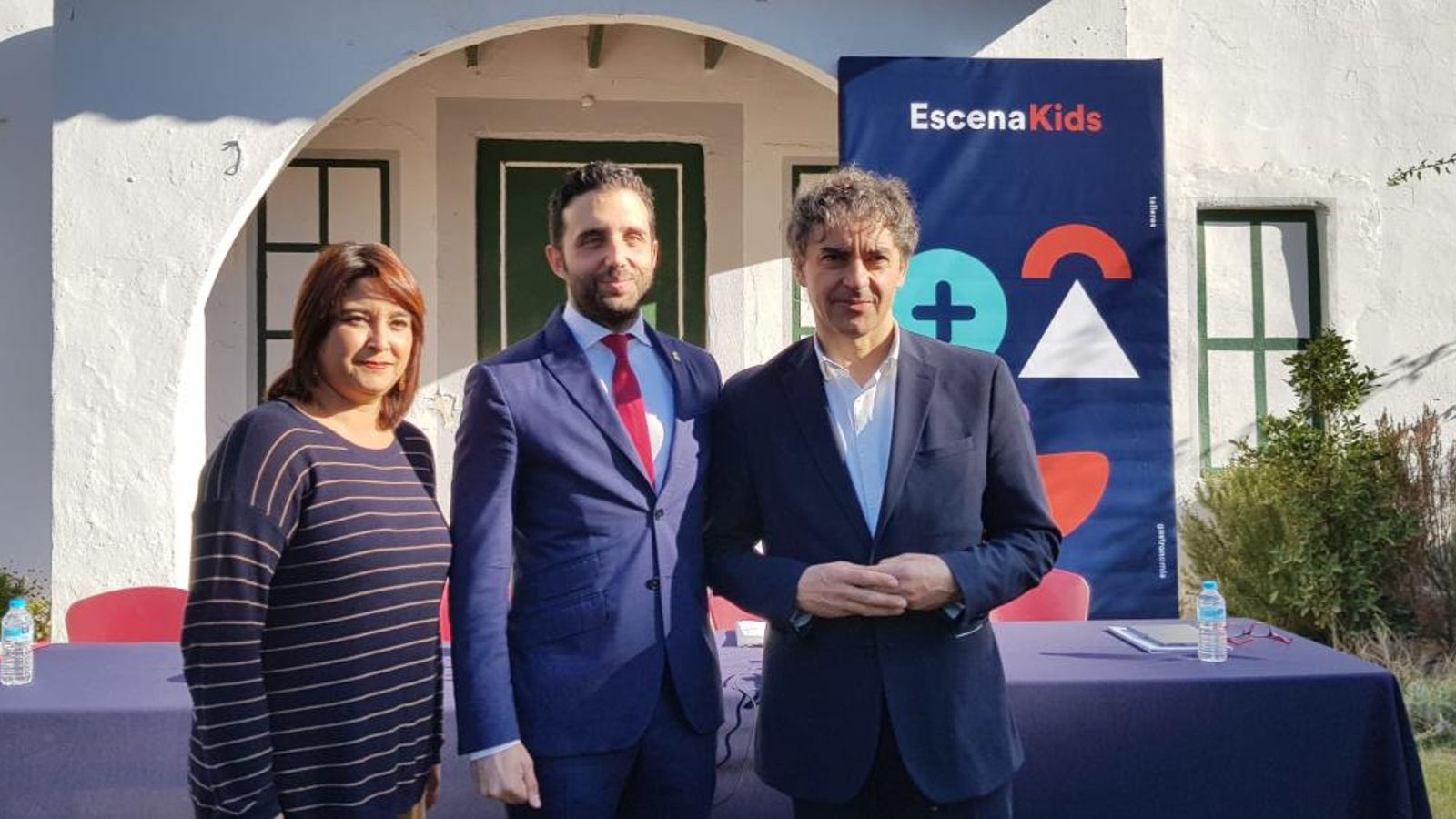 La regidora de Cultura de Sagunt, Natalia Antonino, l’alcalde de Sagunt, Darío Moreno i el secretari autonòmic de Turisme, Francesc Colomer