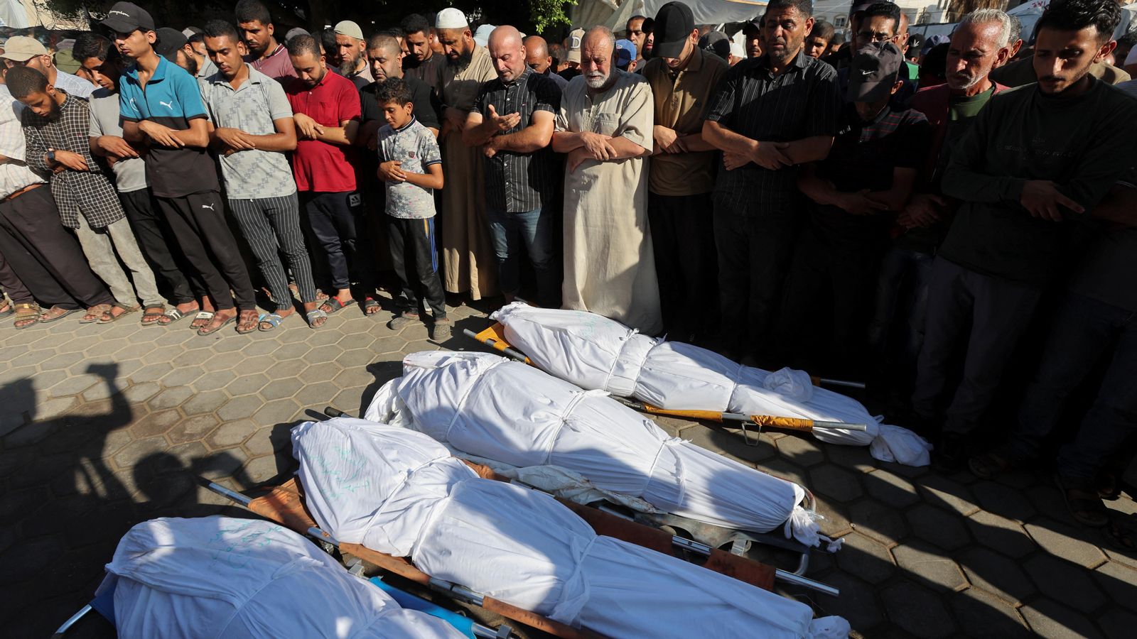 Palestins preguen pels quatre morts en el nou bombareig sobre una zona humanitària de Gaza