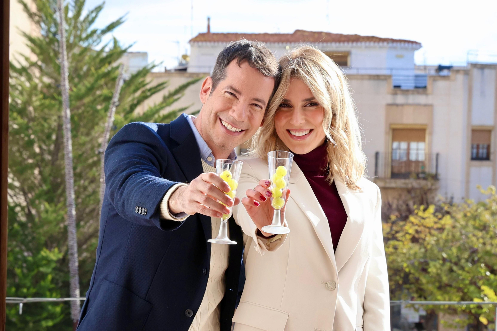 Ferran Cano i Maria Fuster des del balcó de l'Ajuntament d'Utiel este migdia