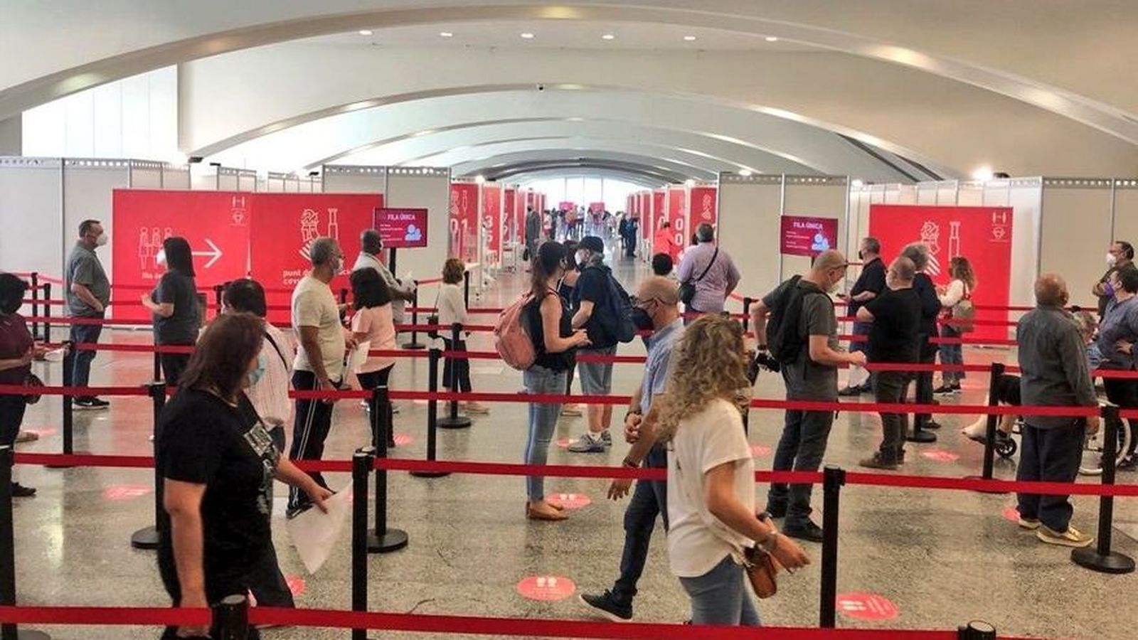 Cues en el centre de vacunació instal·lat a la Ciutat de les Arts i de les Ciències de València / Twitter: @GVADrPeset