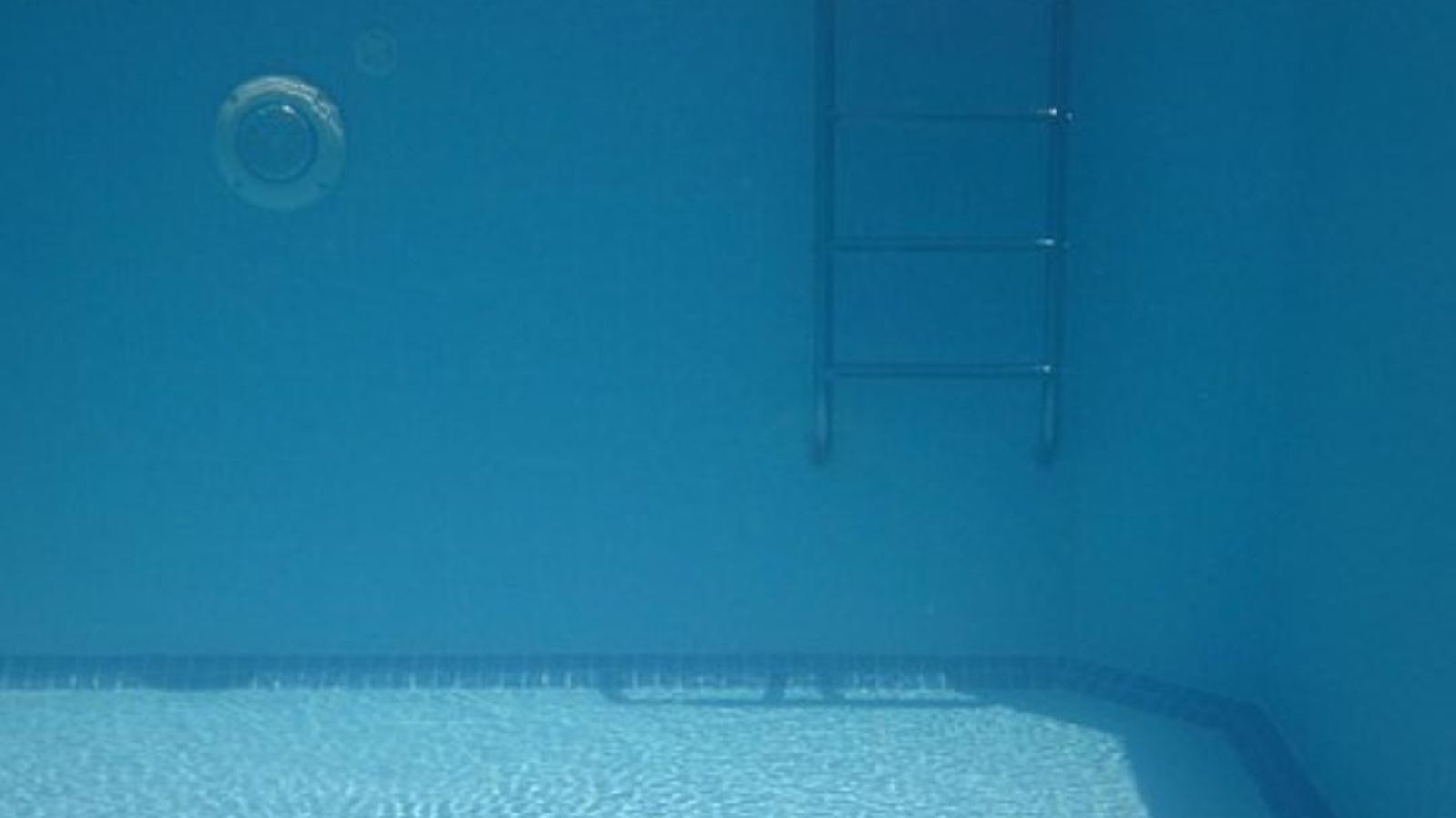 El xiquet tenia 11 anys i estava passant les vacances amb la família al xalet on es troba la piscina.