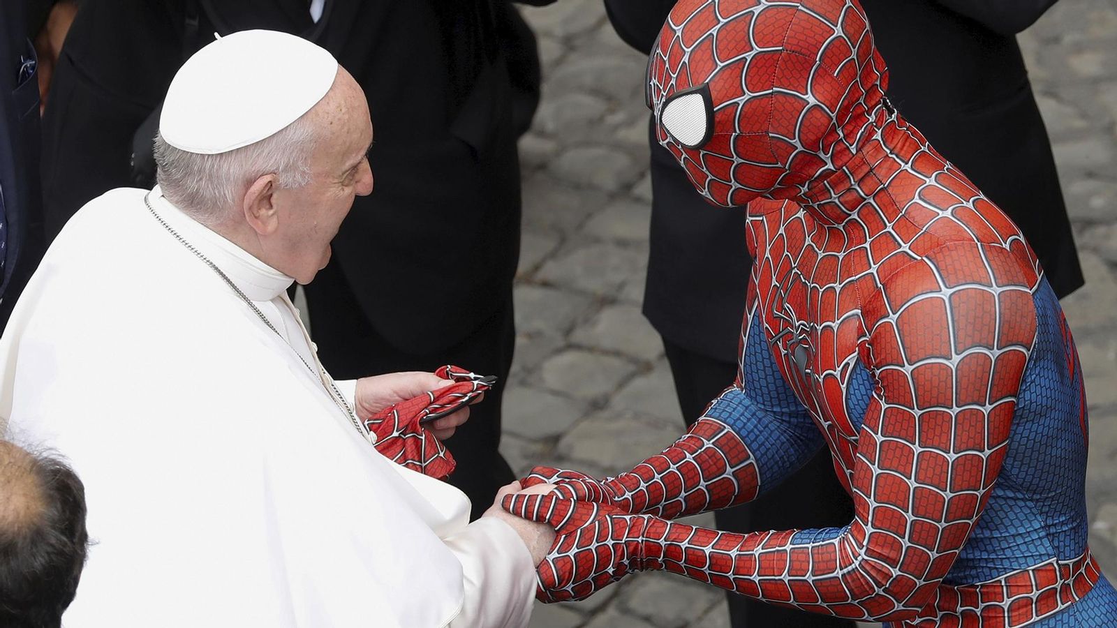 L'home aràcnid li va fer entrega d'una máscara de Spiderman al Papa Frabcesc