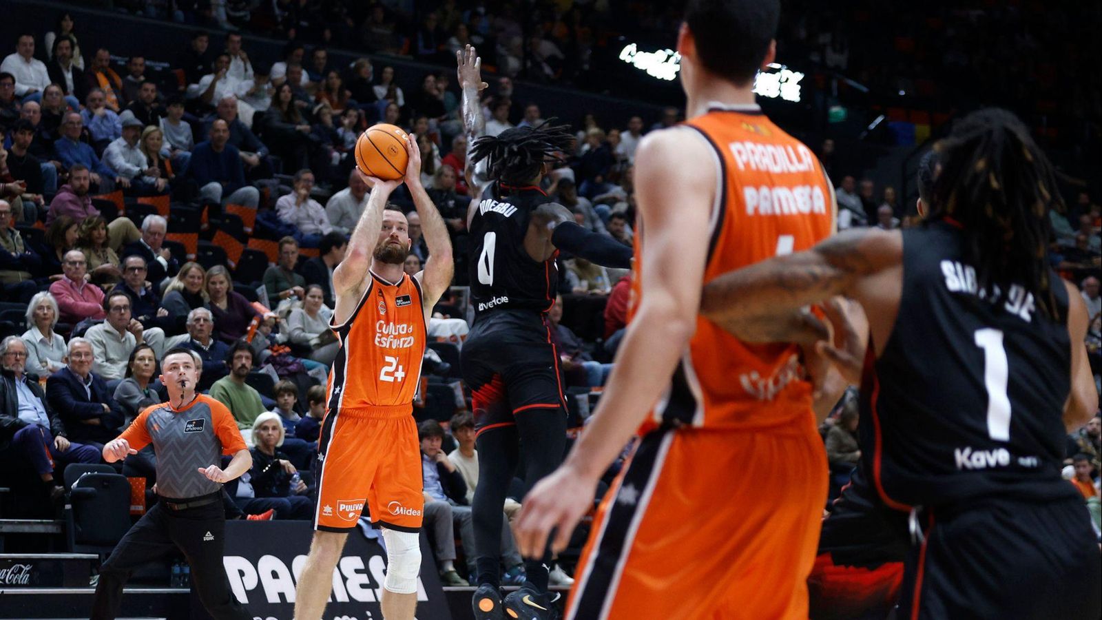Matt Costello, en una acció del duel
