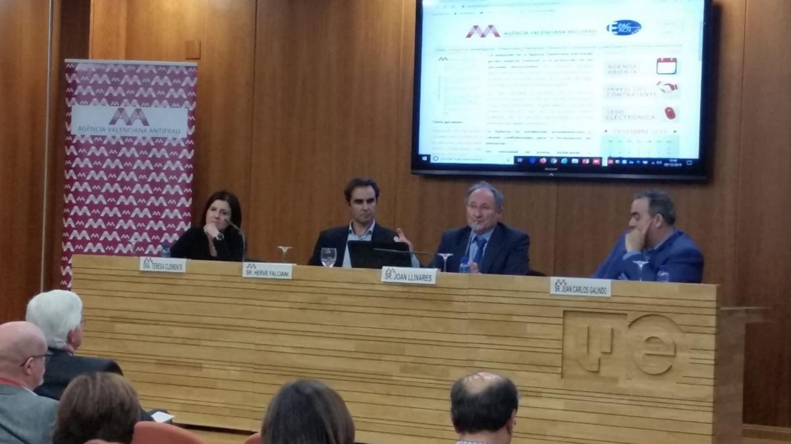 Hervé Falciani, el segon per l’esquerre, i Joan Llinares al seu costat, en la jornada sobre corrupció celebrada hui a València.