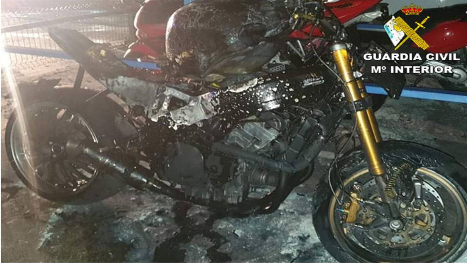 Estat en què va quedar la motocicleta que el suposat piròman va cremar a Calp