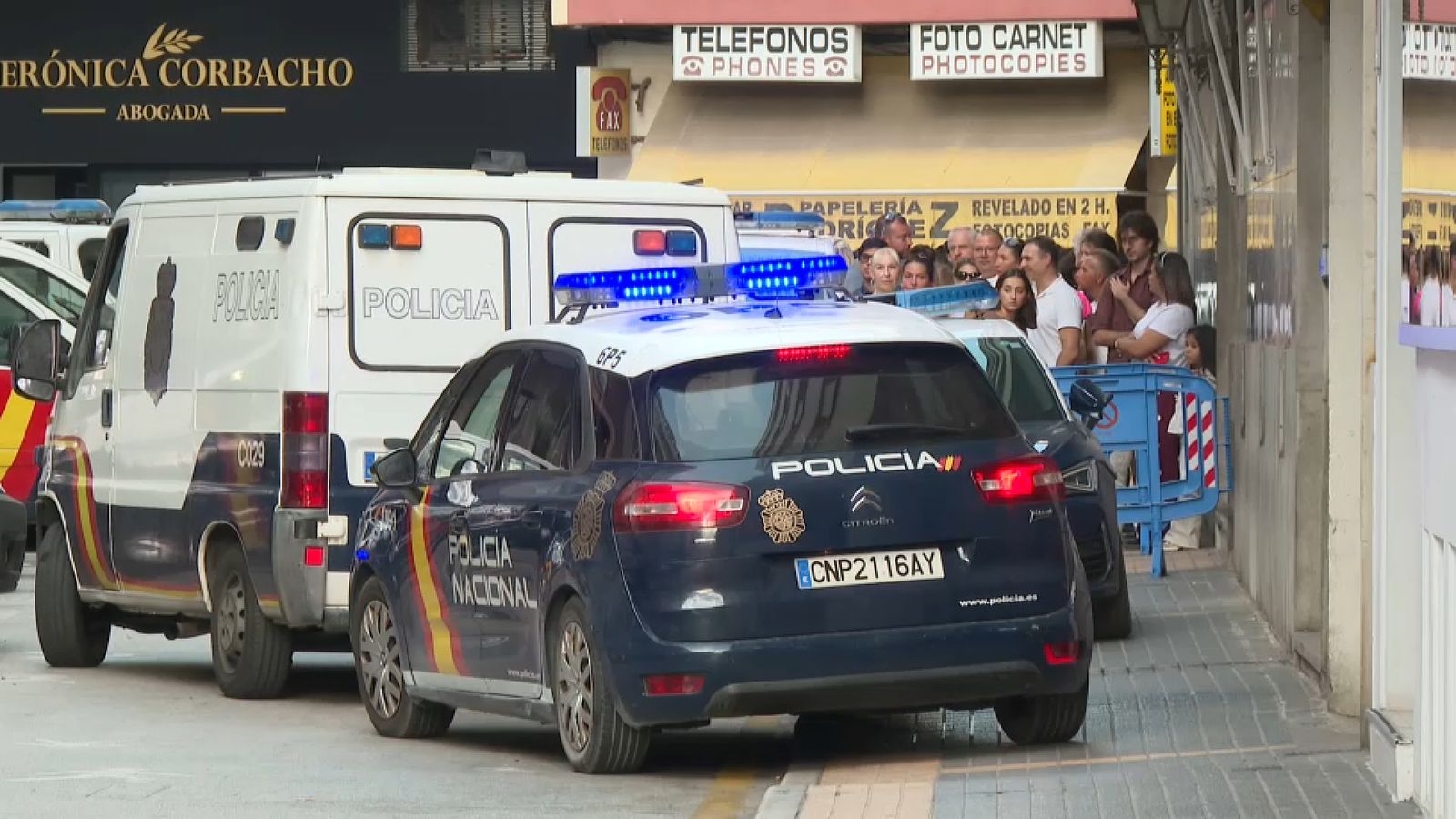 Furgons policials davant de la comissaria de la Policia Nacional a Benidorm, este dimecres
