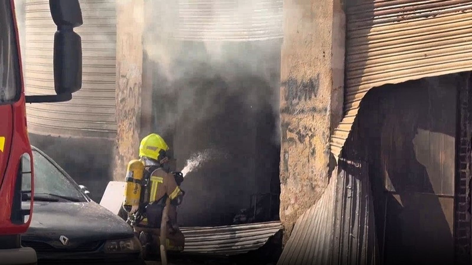 Un bomber a l'incendi del carrer Picayo de València