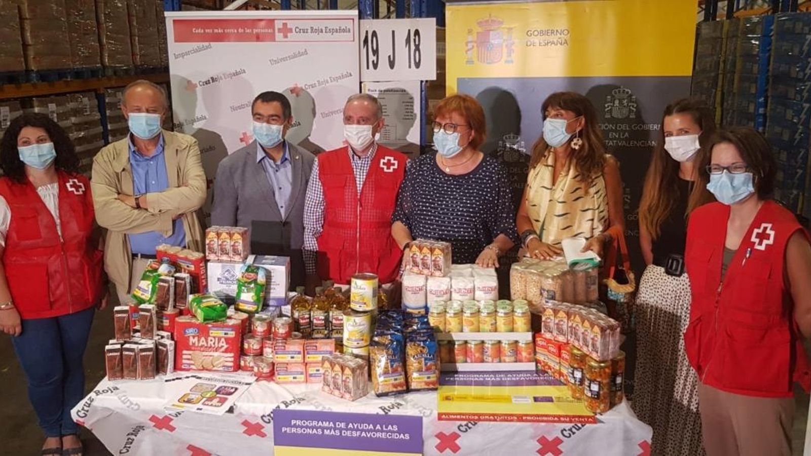 Una imatge de la visita de la delegada del govern al centre de Creu Roja