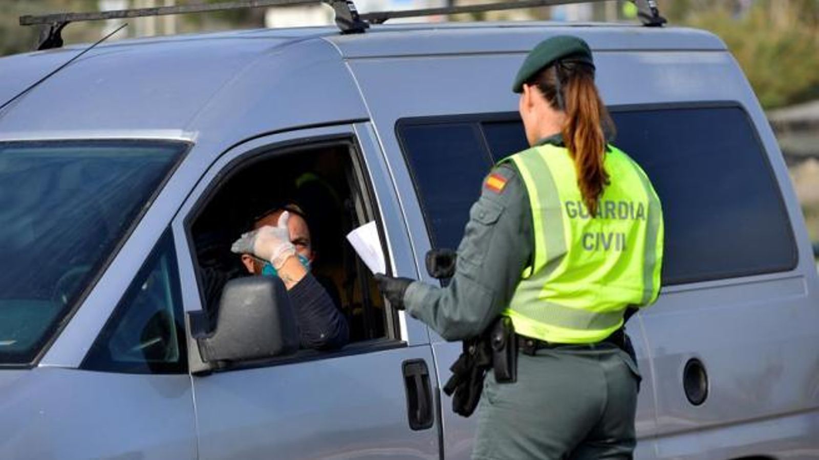 Una agent de la Guàrdia Civil notifica una sanció a un conductor en una imatge d'arxiu