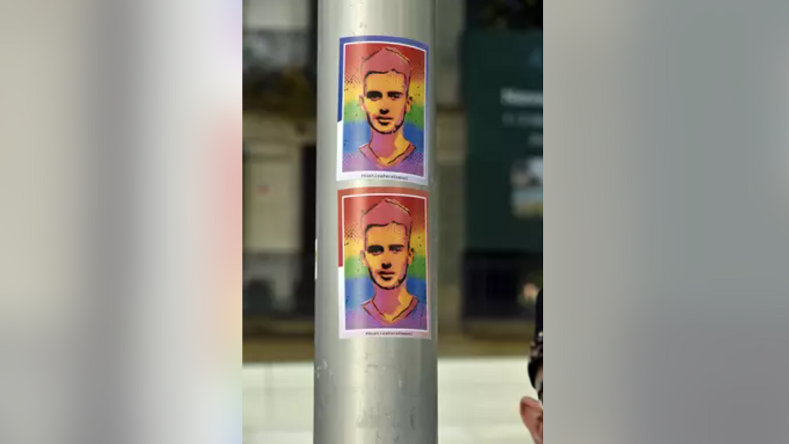 Pegatines amb el rostre de Samuel durant una concentració de rebuig per l'assassinat del jove corunyés