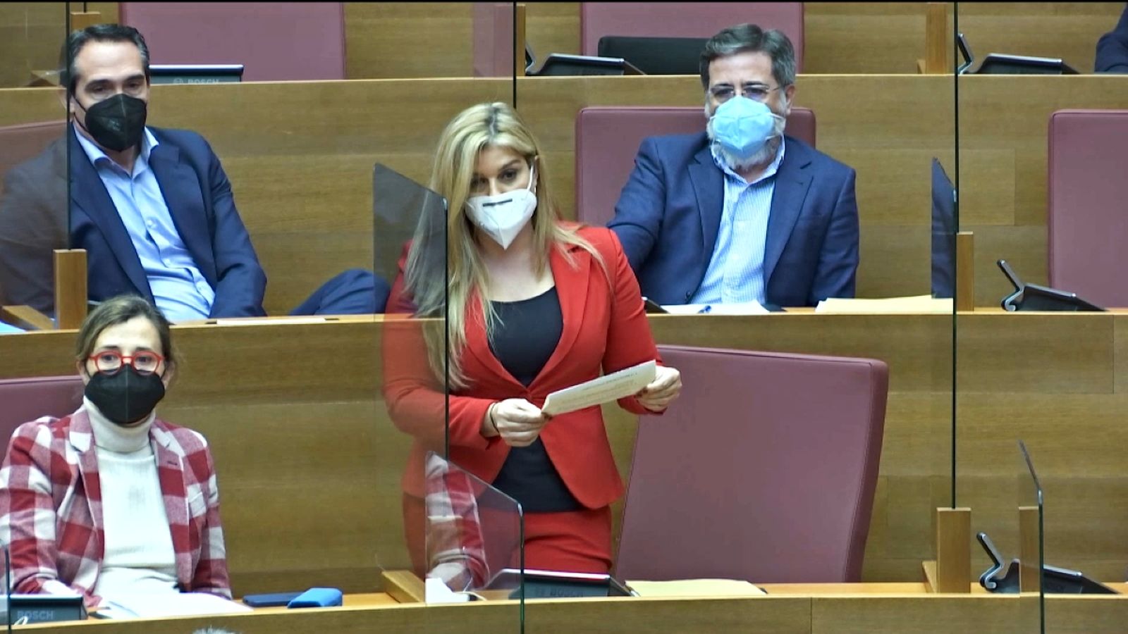 La diputada Eva Ortiz durant la sessió de control a les Corts