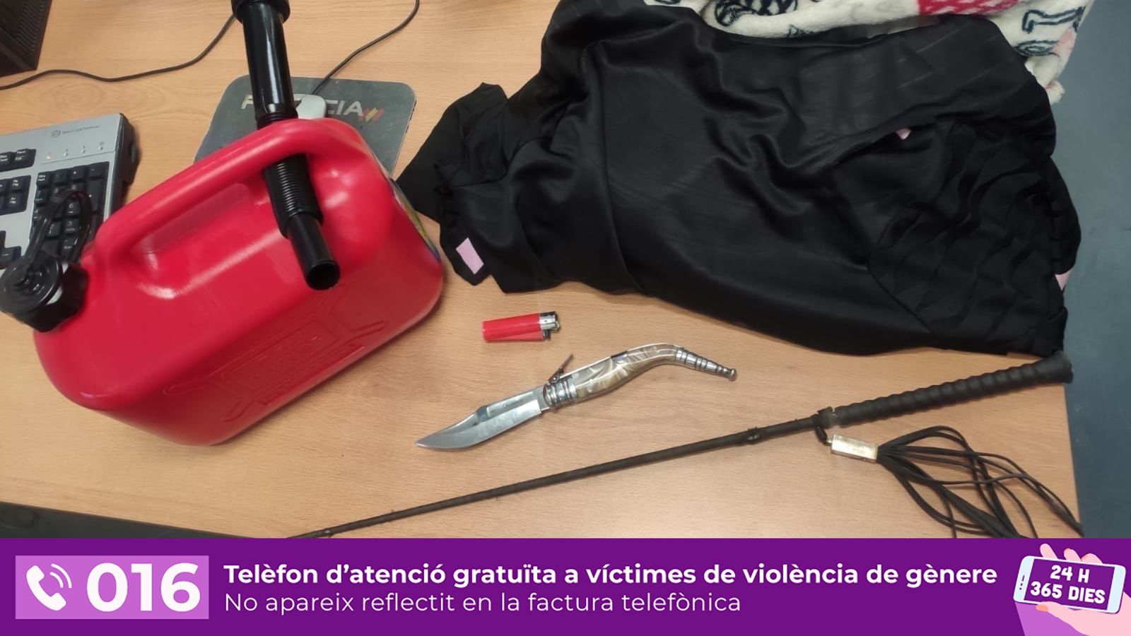 Gasolina, navalla i assot que presumptament ha fet servir l'home