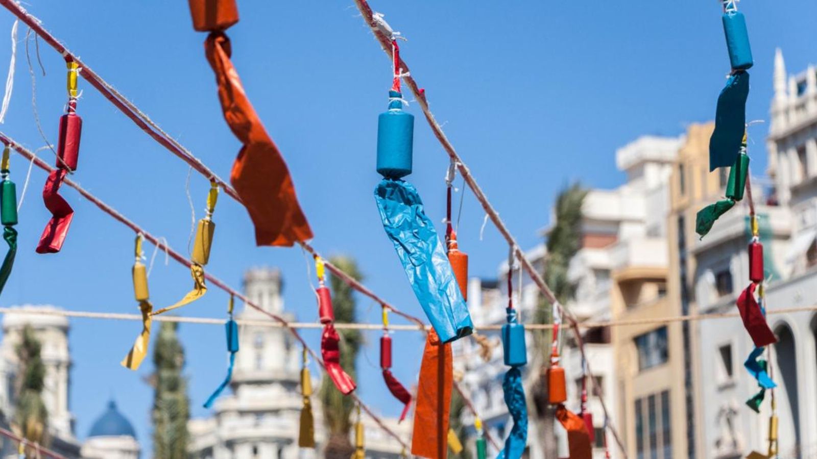 Imatge d'arxiu d'una mascletà de Falles en l'Ajuntament de València