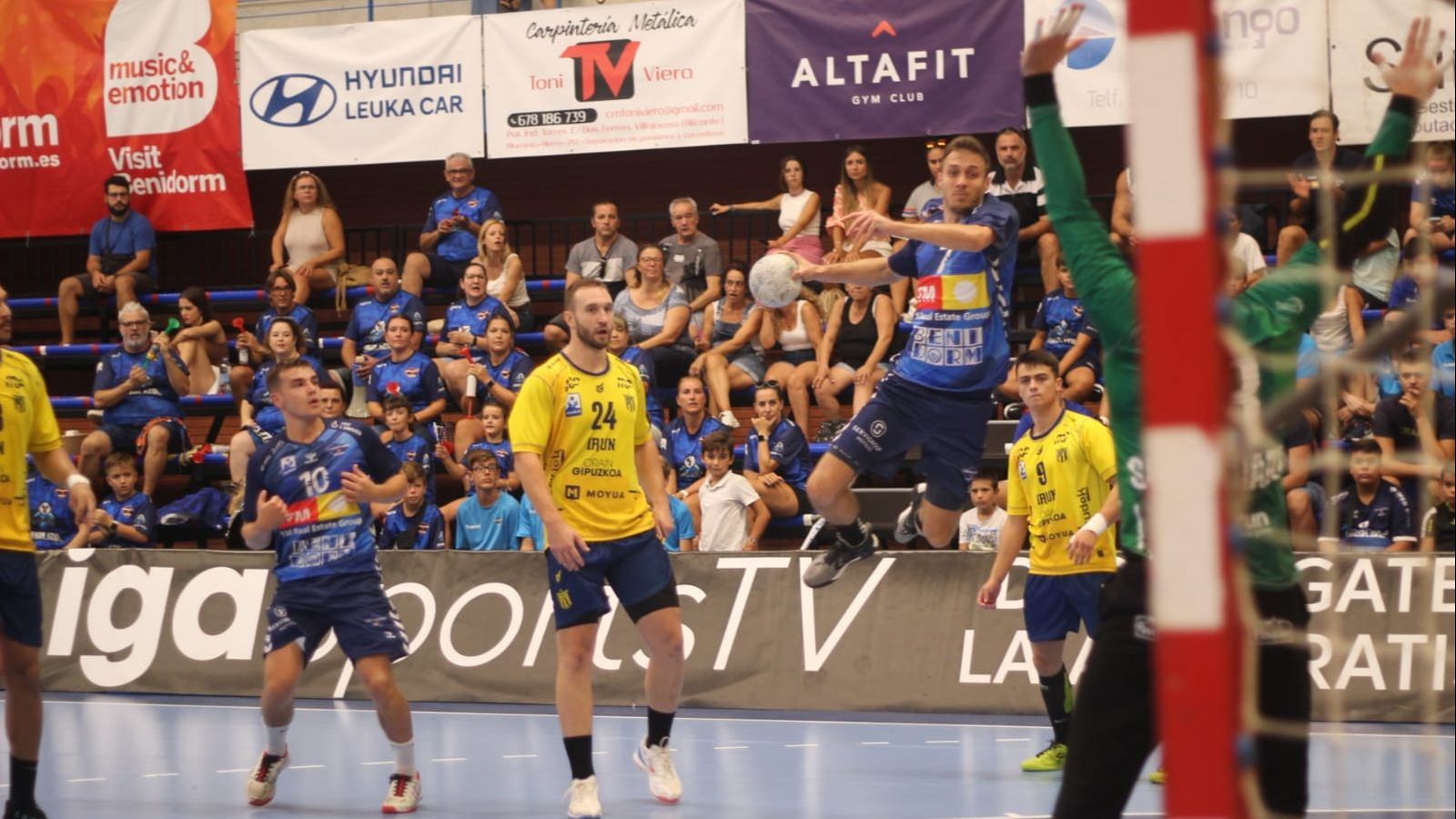 Mladen Sotic intenta un llançament a porteria