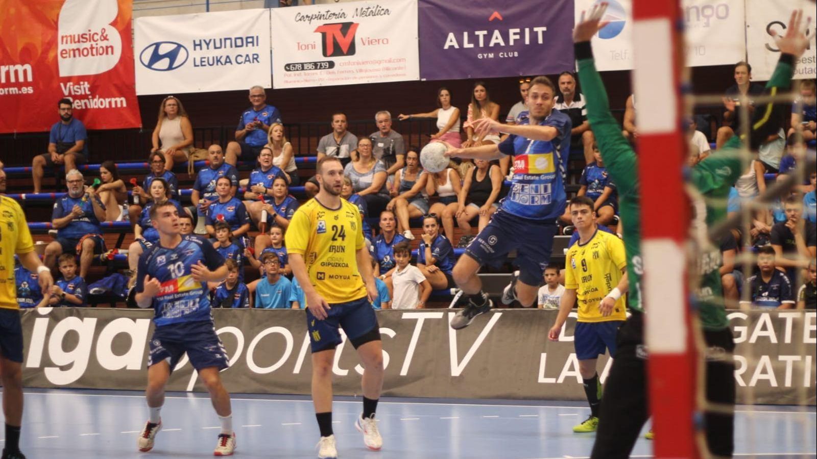 Mladen Sotic intenta un llançament a porteria Mladen Sotic intenta un llançament a porteria