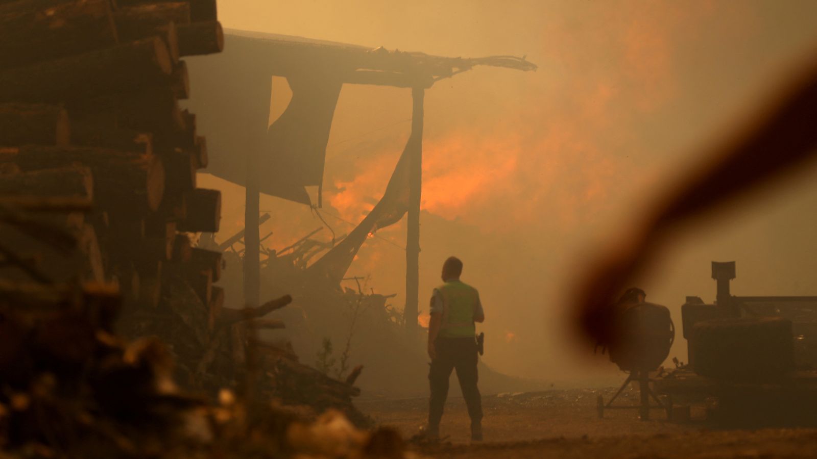 Un home contempla l'avanç de les flames al districte central de Leiria