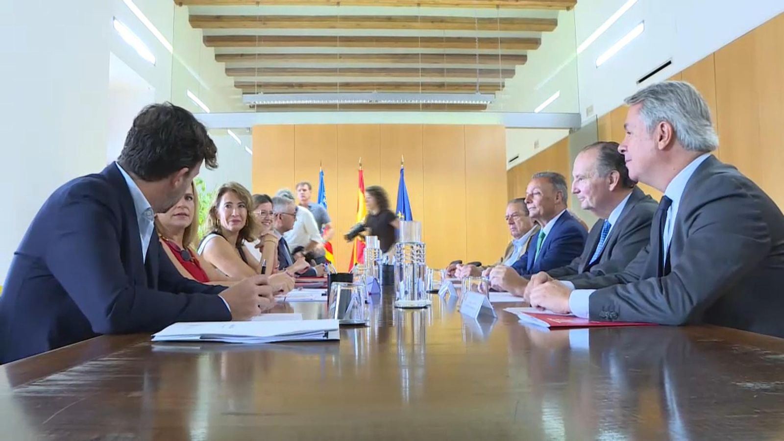 En imatge, la reunió de la Ministra de Transports Raquel Sánchez (segona per l'esquerra), amb AVE (dreta)