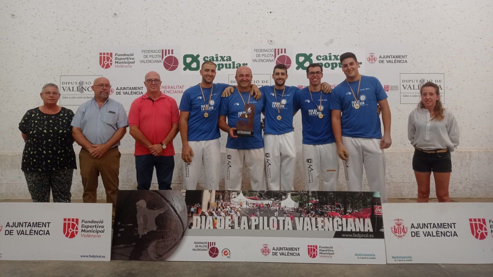 L'equip de Montserrat, amb el trofeu de campios