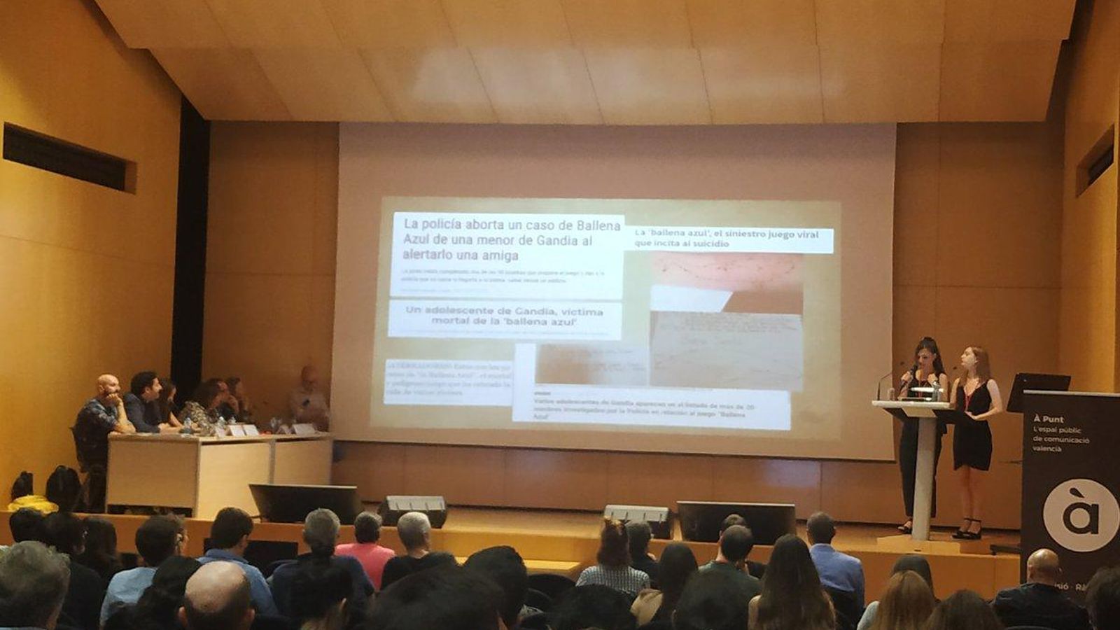 Alumnes participant en la segona edició del Pitching, al Campus de Gandia.