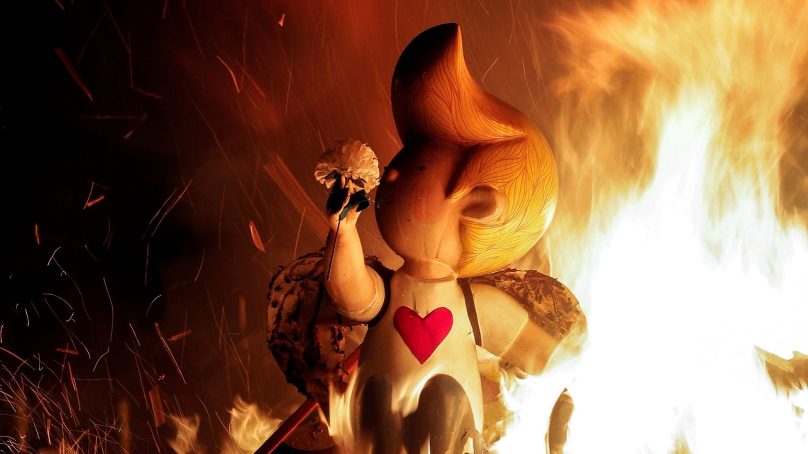 VÍDEO | Tot preparat perquè comence la Cremà de les Falles