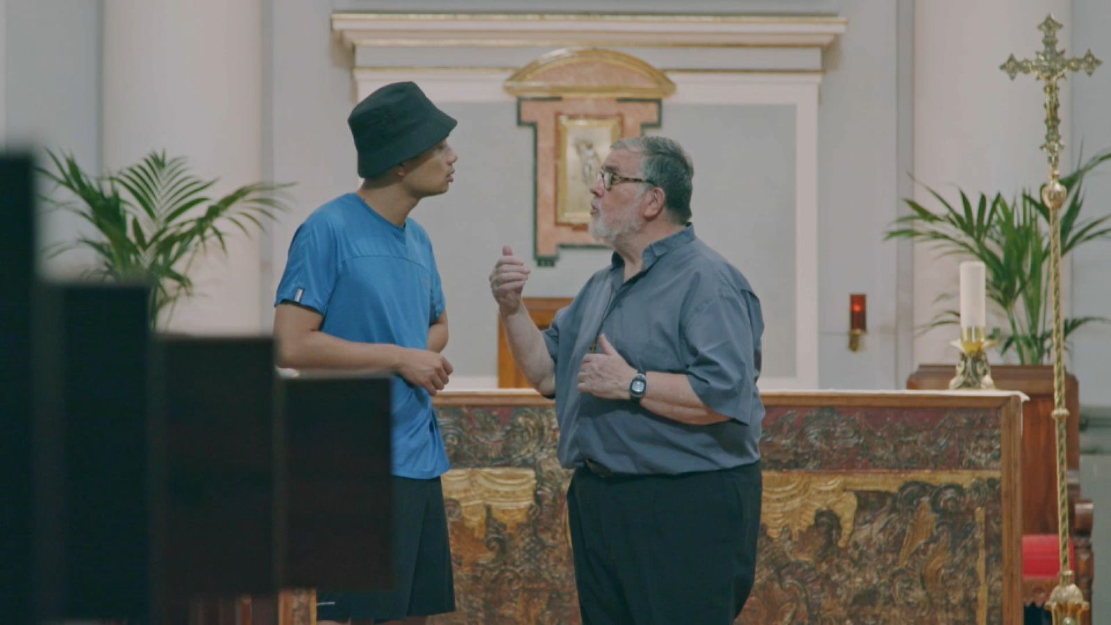 Rafael és un frare carmelita que viu al Monestir Nou del Desert de les Palmes, un espai que acull tot aquell que busque un ambient de retir, silenci i pau 