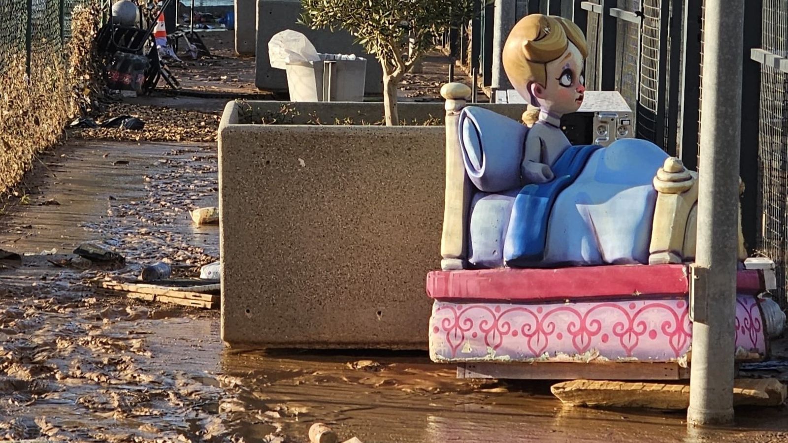 Un ninot enming d'un carrer d'Alfafar cobert pel fang de la dana