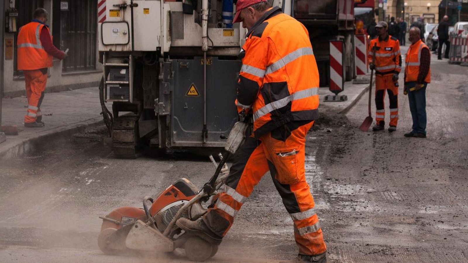 Un grup de treballadors en les obres d'una via pública en una imatge d'arxiu