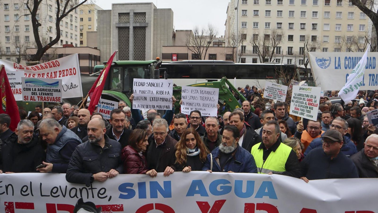 Regants d'Alacant, Múrcia i Andalusia es concentren davant del Ministeri de Transició Ecològica, aquest dimecres