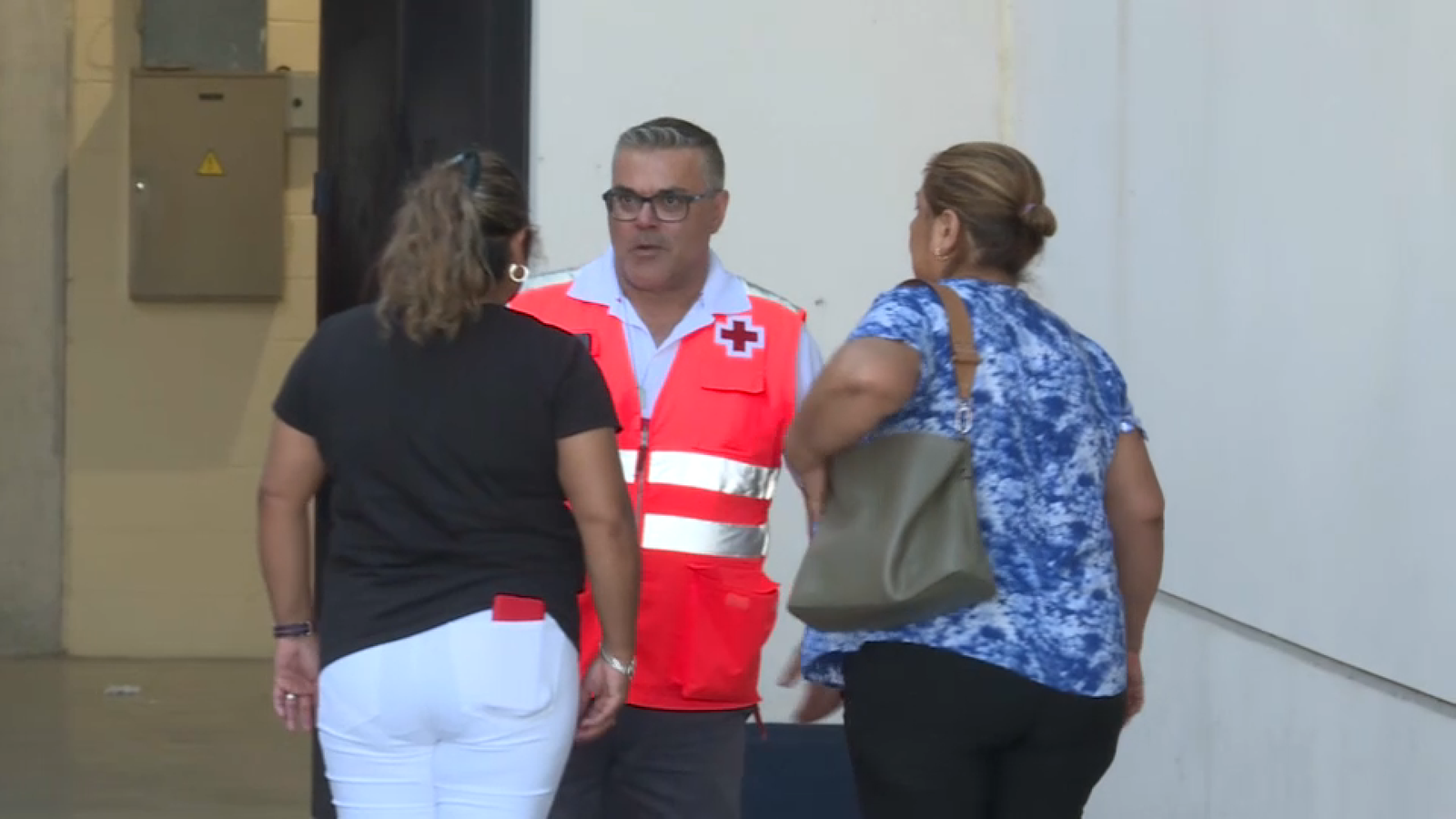 Personal de Creu Roja atén les persones que s'han apropat al Palacio de Deportes de Múrcia