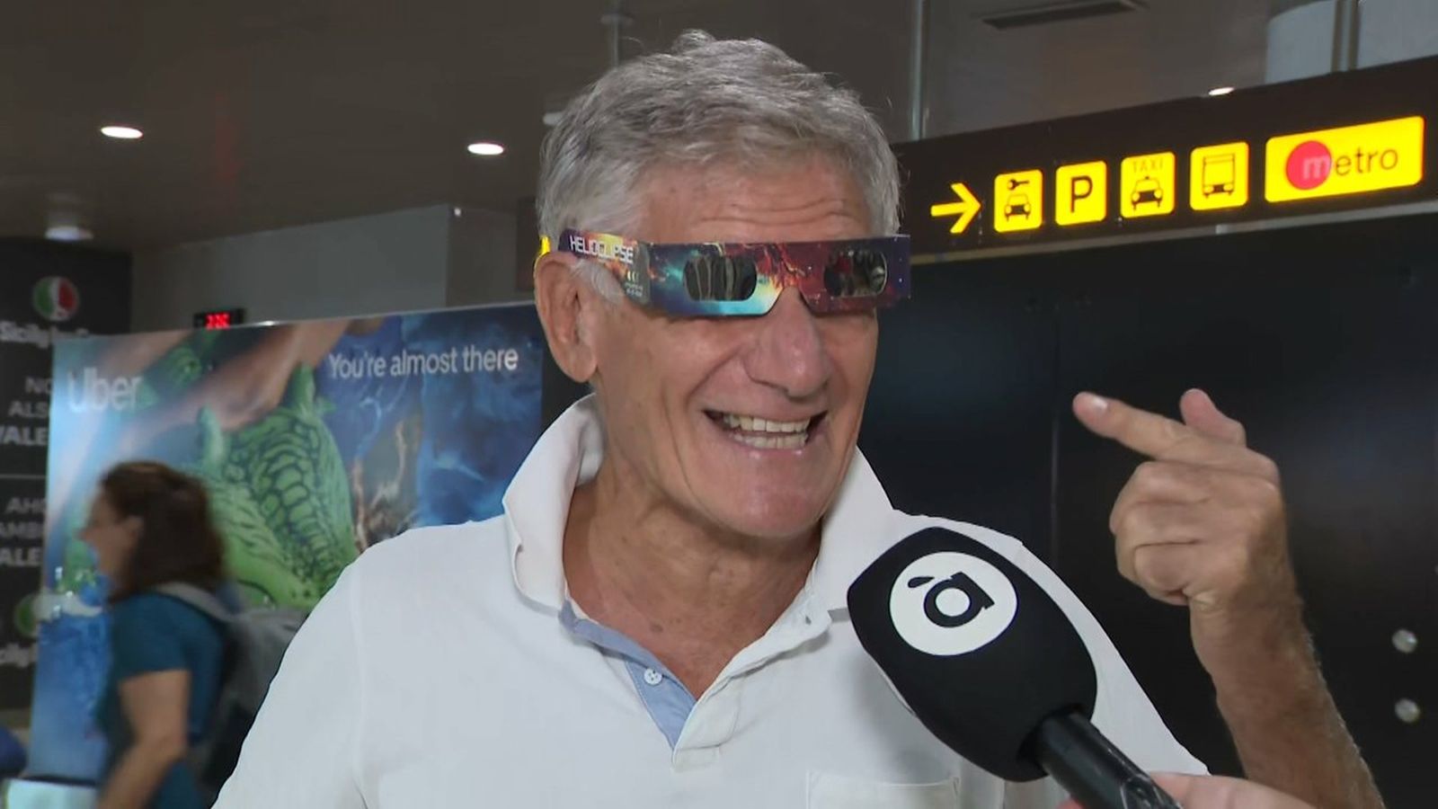 Un turista procedent de Milà, a l'Aeroport de Manises