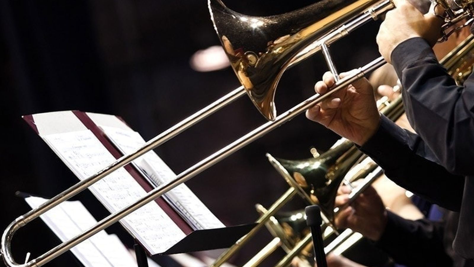 Foto d'arxiu de músics tocant el trombó