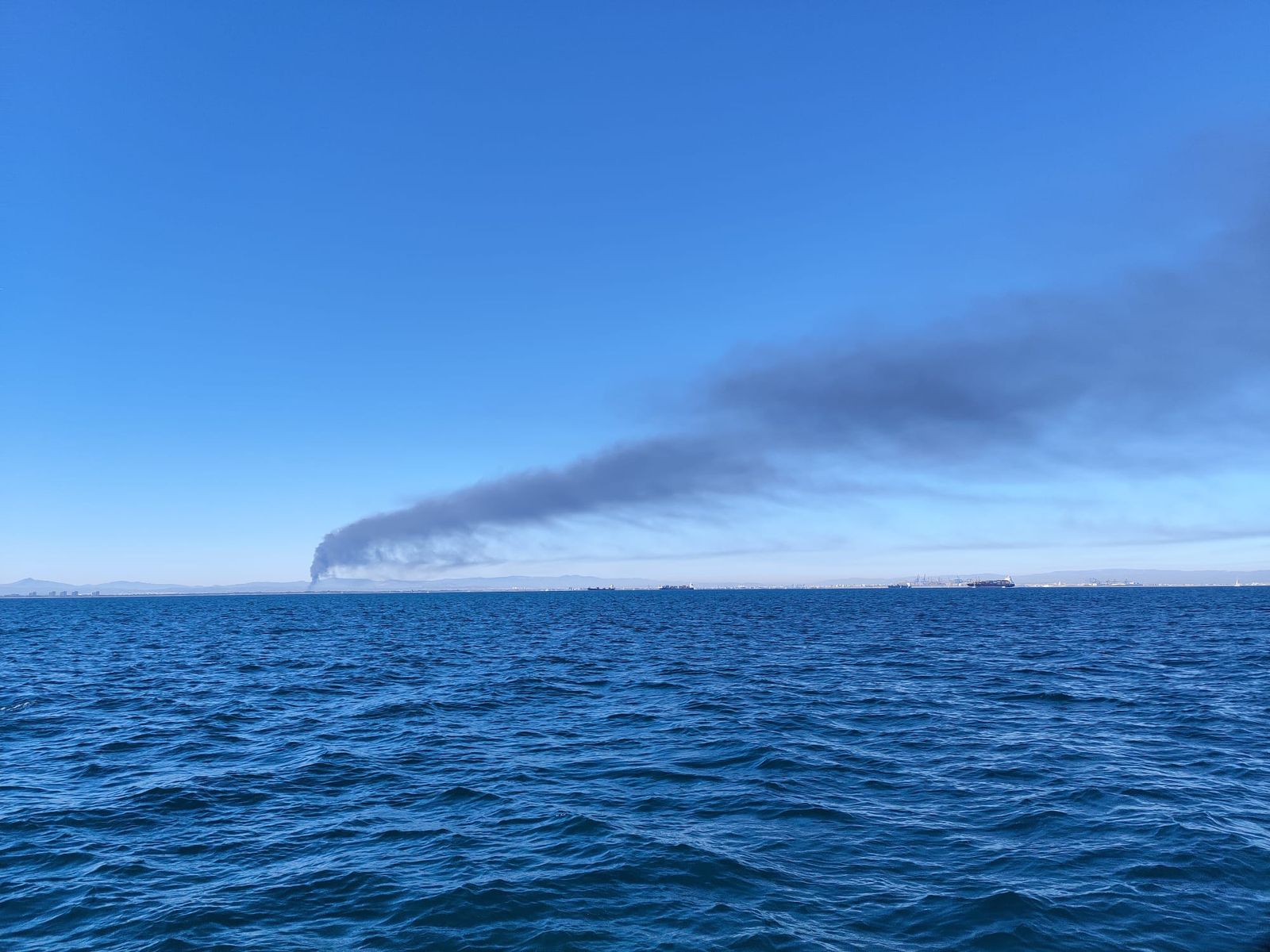 El fum es pot observar des de la gola del Pujol, a l'Albufera de València
