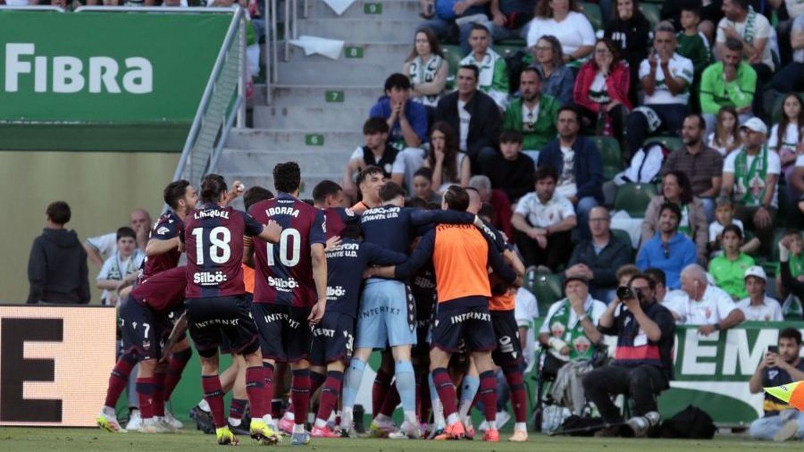 Els jugadors del Llevant celebren el tercer gol