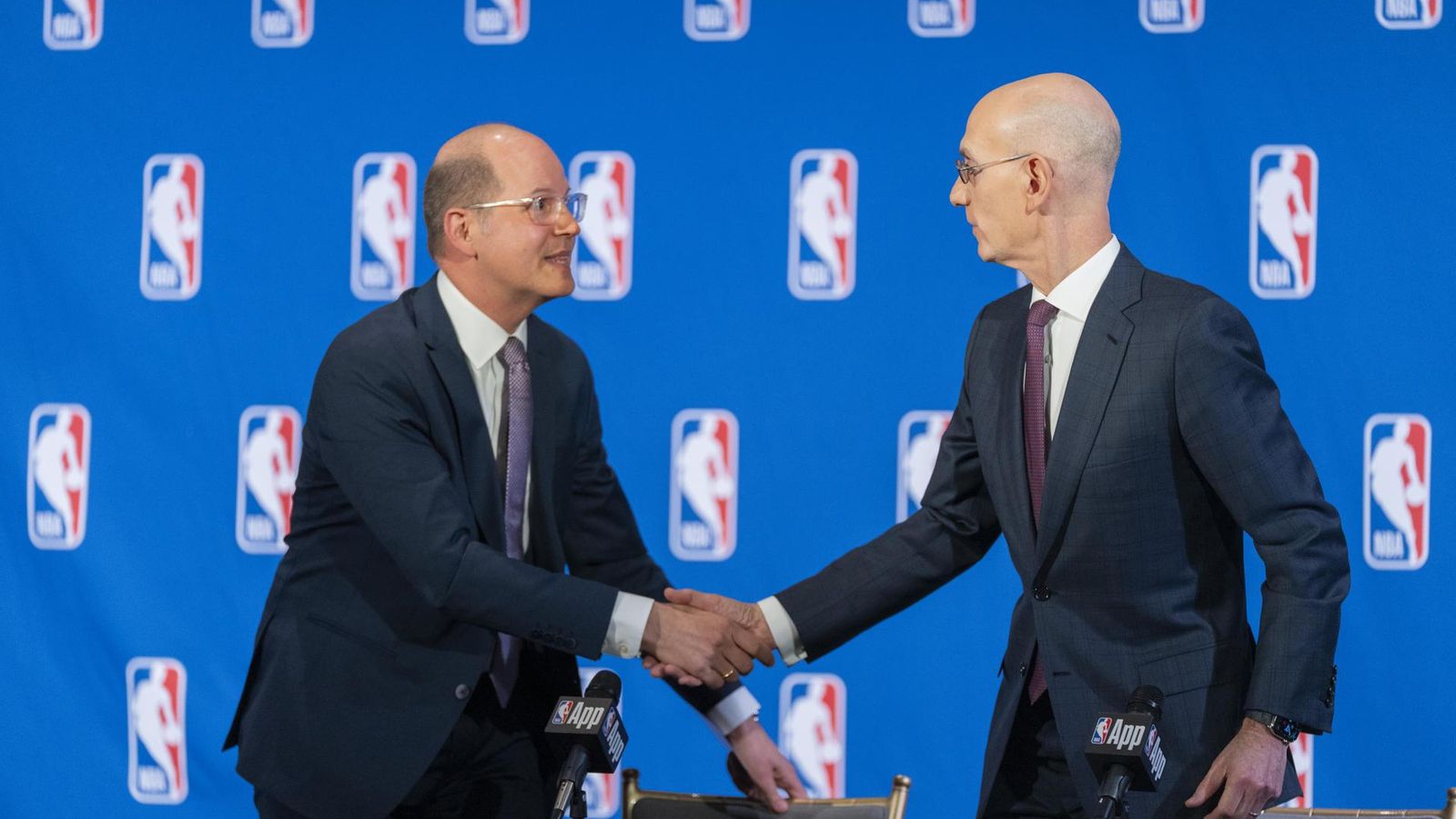 El comissionat de l'NBA, Adam Silver, saluda al secretari general de la Federació Internacional de Bàsquet (FIBA), Andreas Zagklis