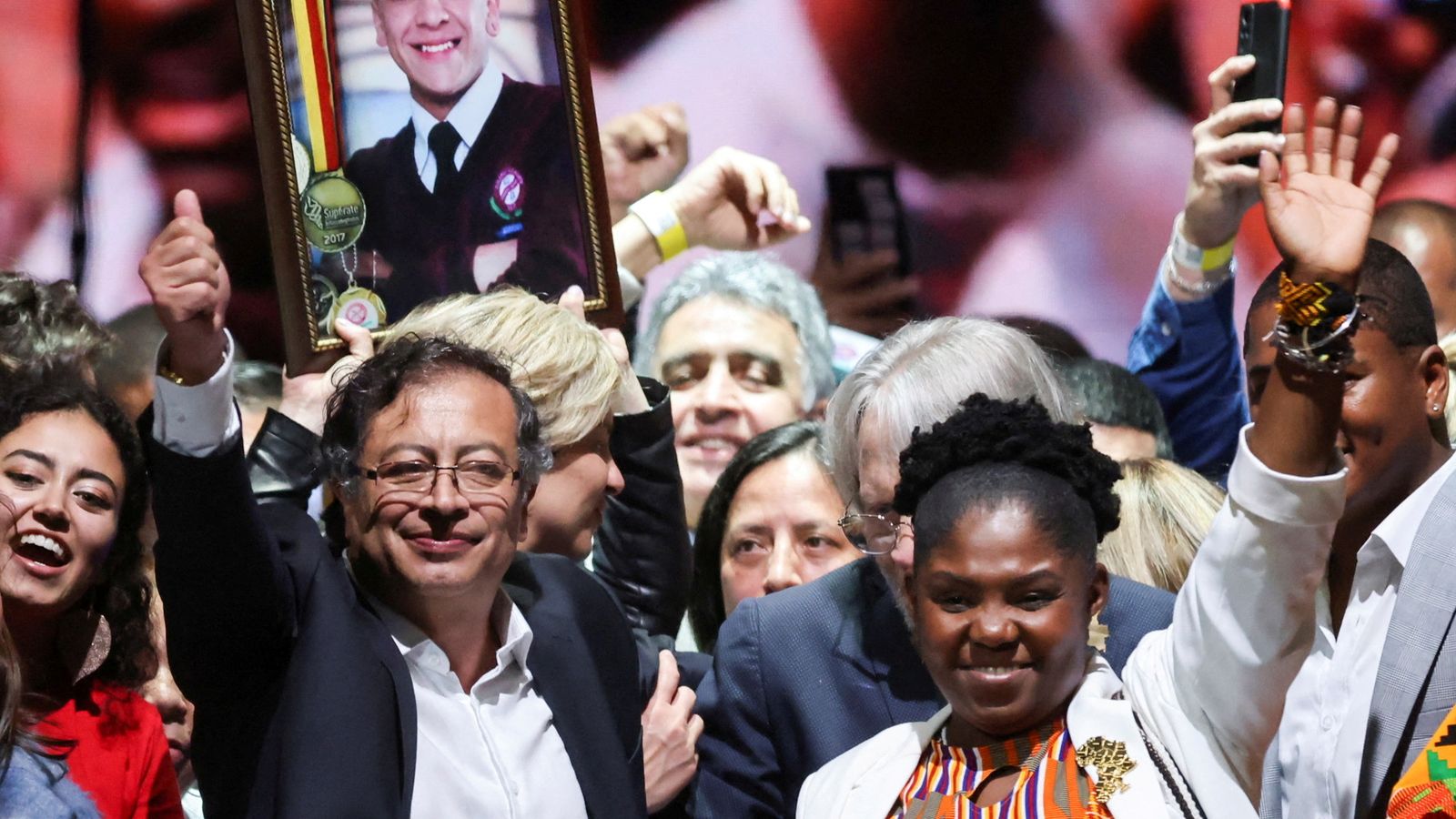 El president electe Gustavo Petro i la vicepresidenta electa Francia Márquez celebren a Bogotà la victòria en la segona volta de les eleccions presidencials de Colòmbia