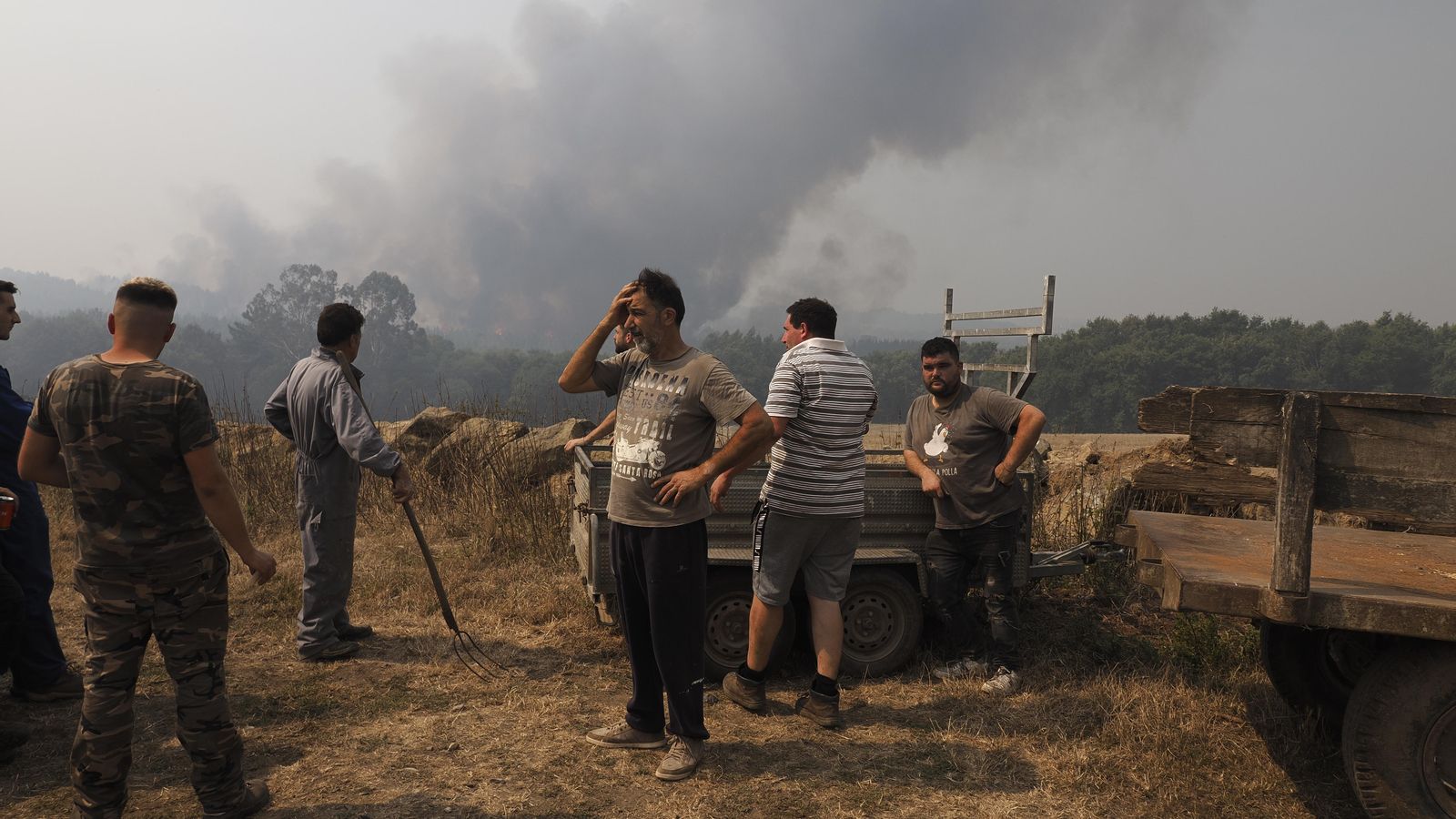 El veïnat tracta d'apagar el foc que amenaça les seues vivendes a Galícia